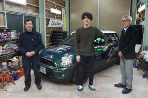全日本ジムカーナ選手権に参戦する小平勝也さん(中央)と「チーム新潟」の大川裕さん(右)、青山誠志さん=新潟市東区