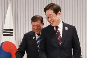 G7サミットが開かれたカナダ・カナナスキスでの石破茂首相(奥)との会談で、笑顔を見せる韓国の李在明大統領=17日(聯合=共同)