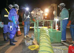 流域下水道管の内部に異常がないか確認した点検作業=2月3日、新潟市東区