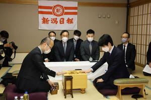 棋王戦第3局の前日に行われた検分の様子=3月4日、新潟市中央区