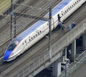 さいたま市中央区で停車した新幹線。乗客は係員らの誘導で線路脇を通り避難した=1月