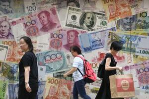 　香港市内の両替所の外壁＝２０１９年８月（共同）