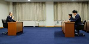 会談する福島県の内堀雅雄知事(左)と東電の小早川智明社長(右手前)ら=6日午前、福島県庁