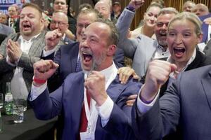 　２２日、ドイツ西部ラインラント・プファルツ州議会選の結果予測を受けて歓喜に沸く「ドイツのための選択肢（ＡｆＤ）」の候補者ら＝マインツ（Ａｎｄｒｅａｓ　Ａｒｎｏｌｄ提供、ＡＰ＝共同）