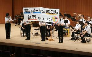 交通事故防止や特殊詐欺被害撲滅を呼びかけた安全・安心フェスティバル=新発田市中央町4