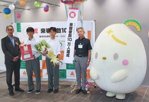 来館者１０万人達成の記念セレモニー＝魚沼市小出島