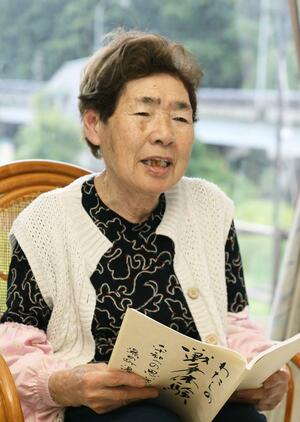 戦時中の暮らしについて語る半澤トメさん＝湯沢町