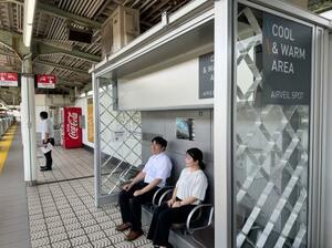 大阪メトロ朝潮橋駅に設置された、扉がなくても涼しい待合ブース=7日午前、大阪市港区