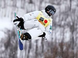 　男子ハーフパイプ予選　技を決める戸塚優斗＝札幌市ばんけい