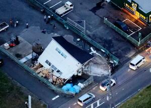 倒壊した建物=18日午後5時52分、茨城県つくば市花室(共同通信社ヘリから)