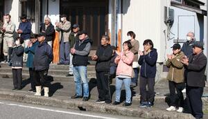 糸魚川市長選候補者の演説を聞く市民=16日、糸魚川市越