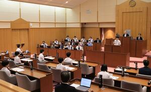 中学生7人が参加し、4議案を可決した「子ども議会」=加茂市役所