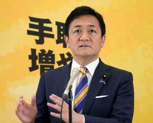 記者団の取材に応じる国民民主党の玉木代表=10日午後、国会