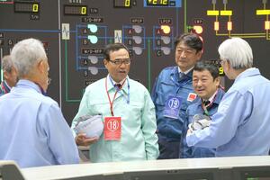6、7号機の中央制御室を視察する経済同友会の新浪剛史代表幹事=22日、東京電力柏崎刈羽原発