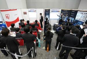 　就職情報会社マイナビが開催した企業の合同説明会＝３月、東京都内