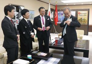 花角英世知事(右)に絹のポケットチーフを贈った五泉市の田辺正幸市長(右から2人目)ら=11日、県庁