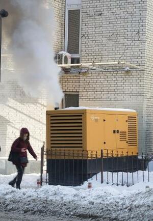 停電に対応するため、ウクライナの首都キーウ市内に設置された発電機=20日