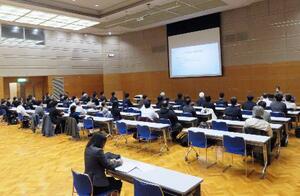 　石川県が開いた能登半島地震の派遣職員向けのメンタルヘルス研修会＝２０２５年１１月、金沢市（同県提供）