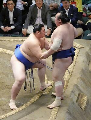 大の里が押し出しで宝富士を破る＝両国国技館