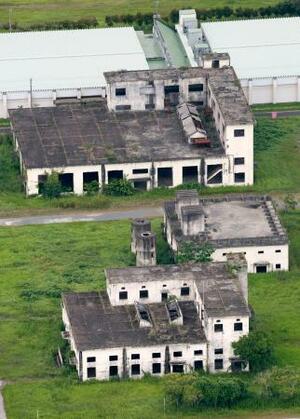 陸上自衛隊小倉駐屯地曽根訓練場の敷地に残る、曽根製造所の遺構=24日午後、北九州市(共同通信社ヘリから)