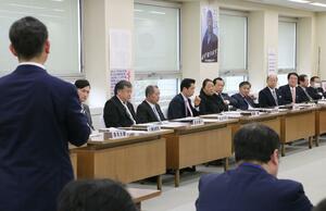 内閣府の幹部から原発事故時の避難計画などについて説明を受ける自民党の県議ら=3月13日、県議会