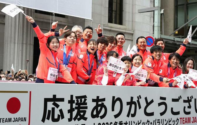 東京・日本橋でパレードし、ポーズをとるフィギュアスケートの（右から）坂本花織、鍵山優真、中井亜美、佐藤駿ら＝２５日午前