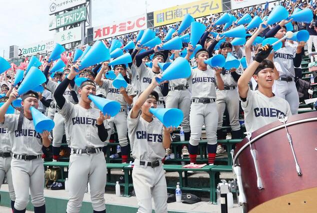 先制点に沸く中越高校の応援団=13日、甲子園球場