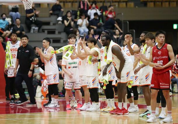 開幕戦を白星を飾り喜ぶ新潟の選手ら=所沢市民体育館