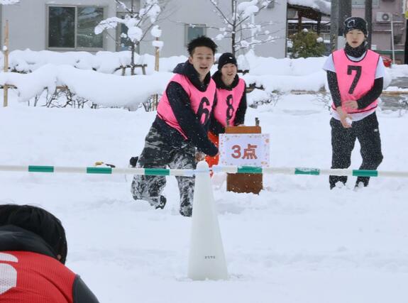 三条高校２年生が企画し、市民らが参加した雪合戦の大会＝三条市元町