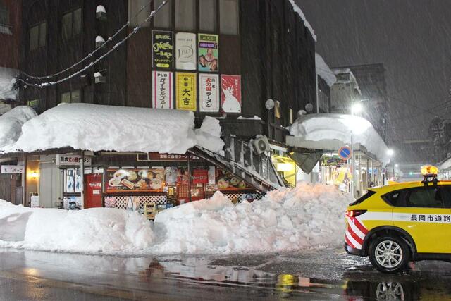 積雪の重みにより崩落した繁華街のアーケード＝２月２日、長岡市殿町３