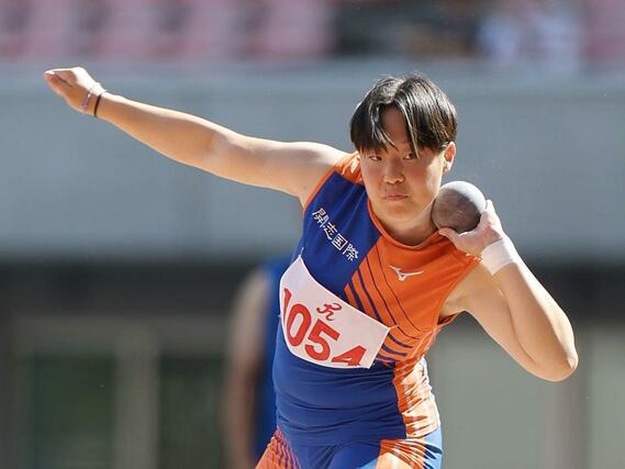 女子砲丸投げ決勝　優勝した川浦もえ（開志国際）の試技＝２９日、新潟市中央区清五郎のデンカビッグスワン