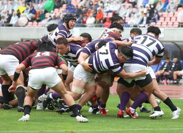 明大－早大　後半、ラインアウトからモールで攻める明大。ボールを保持する明大の金勇哲がこの後トライ。金の後方はＬＯ稲村心（新潟工高出）＝ビッグスワン