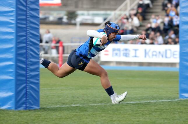 日本航空石川－北越　後半１９分、北越のＦＢ新井匠郎が約４０メートルを独走してトライを決める＝花園ラグビー場