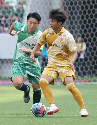 Ｊ２・Ｊ３東Ｂ組－Ｊ２・Ｊ３西Ａ組　相手と競り合う若月大和＝ＭＵＦＧ国立