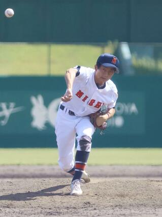 ４回裏２死で登板した新潟西高の泉井優貴投手＝９月１９日、長岡市悠久町の市悠久山野球場