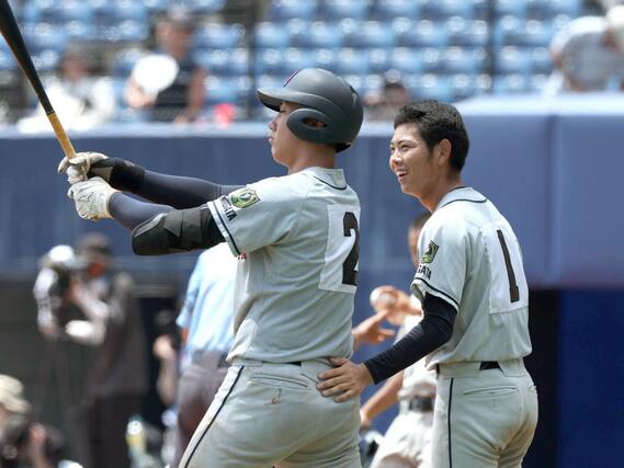 中越-関根学園 8回、打席に向かう関根学園の池田栞太(左)に声をかける鈴木興丞=7月24日、新潟市中央区長潟のハードオフ・エコスタジアム