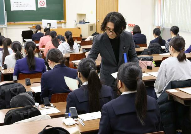 大学入学共通テストの会場。問題用紙が配布される＝１７日、長岡技術科学大学