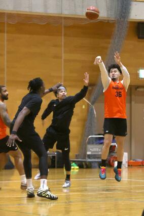 最終節の敵地埼玉2連戦に向け、練習する新潟=弥彦村