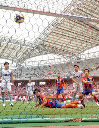 新潟-岡山 後半、白井永地がシュートを決め1-1=ビッグスワン