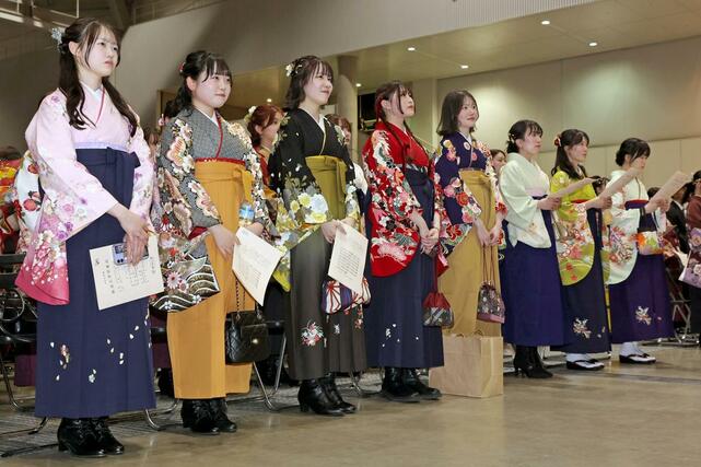 約３０００人が巣立った新潟大の卒業式＝３月２４日、新潟市中央区