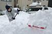 急な積雪増で駐車場の除雪に追われる地域住民＝２月８日午前、新潟市中央区天明町
