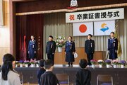 152年の歴史に思いはせ…佐渡・七浦小で最後の卒業式　5人の門出祝う