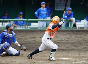 オイシックス-DeNA 8回裏、オイシックス1死一、二塁、篠田が右中間に2点適時三塁打を放ち2-7=長岡市悠久山