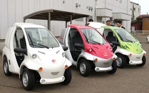 上越信用金庫が導入した電気自動車「コムス」=上越市春日新田2