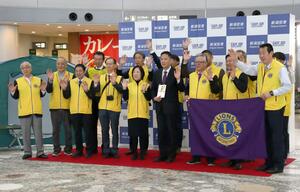 新潟ライオンズクラブが防災用品などを贈った寄贈式＝新潟市東区
