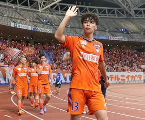 試合終了後、スタンドに手を振るMF伊藤涼太郎=ビッグスワン