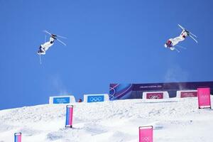 　フリースタイルスキー男子デュアルモーグル決勝で第１エアを決める堀島行真（左）＝リビーニョ（共同）