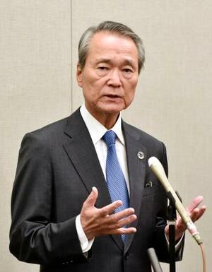 高市早苗首相の選出を受け、記者団の取材に応じる経団連の筒井義信会長=21日午後4時ごろ、東京都千代田区
