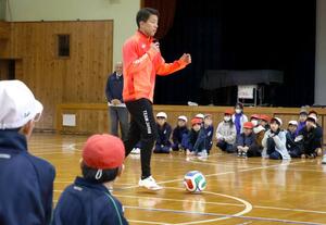紫雲寺小３、４年生にサッカーを指導する齋藤心温選手＝新発田市稲荷岡
