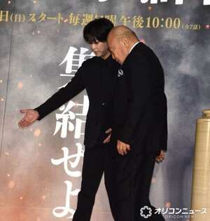 北方謙三をエスコートする亀梨和也（C）ORICON NewS inc.